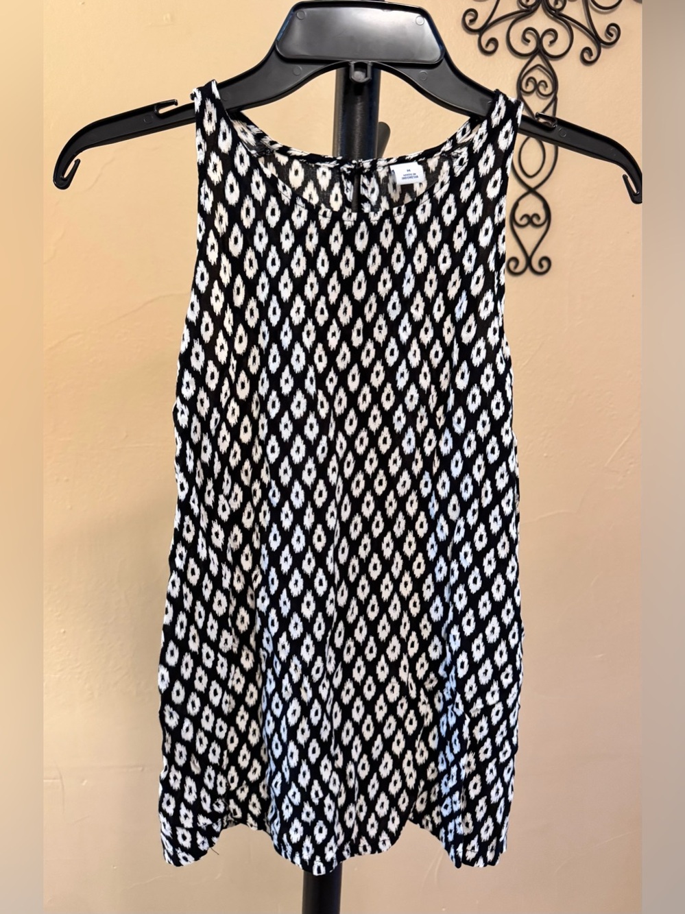 Old Navy Black and White Ikat-Style Sleeveless Top sz Medium